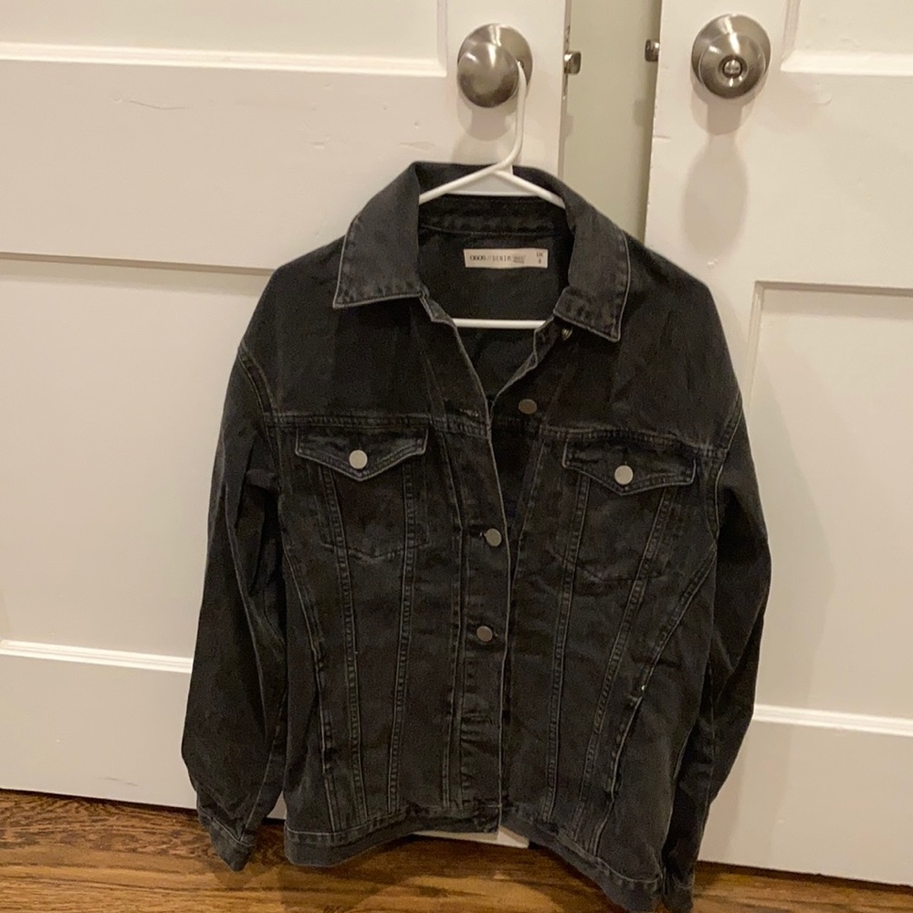 Selling this size 8 black denim jacket from ASOS.